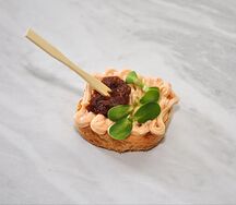 Кростини с риетом из лосося