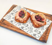 Брускетты с паштетом и вишней