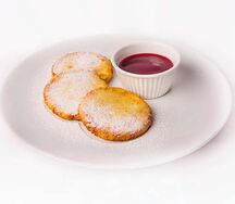 Сырники с малиновым сиропом
