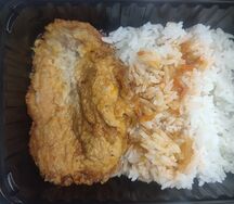 Отварной рис с жареной рыбой и подливой