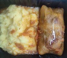 Картофельное пюре с жареным голубцом и подливой