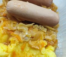 Картофельное пюре с тушëной капустой и сосисками