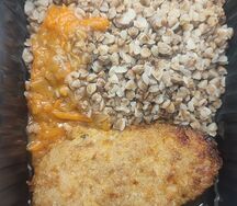 Гречка с куриной котлетой и подливой