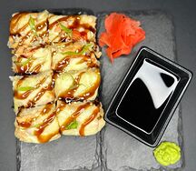 Суши-пицца с креветками