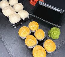Ролл с лососем и креветками
