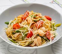 Паста с креветками и спаржей