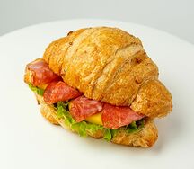 Круассан-сэндвич с итальянскими колбасками и сыром