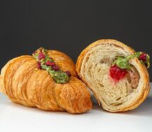 Круассан Малина с фисташками