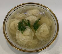  Пельмени домашние куриные в бульоне 
