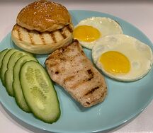 Яичница с куриным филе 
