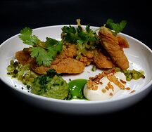 Кура кфц, гуакамоле и луковый айоли, огуречный релиш