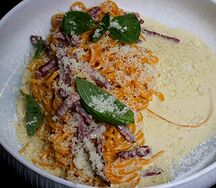 Спагетти карбонара с пастрами