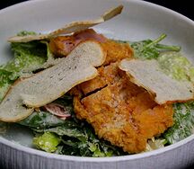 Салат цезарь с курицей
