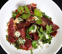 Салат с печеным перцем, пастрами и луковый айоли