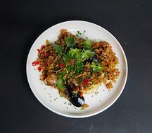 Жареный рис с курицей 