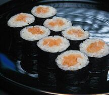 Маки с лососем
