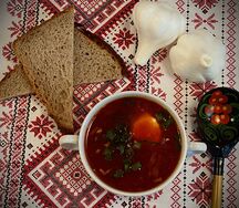Борщ с говядиной и сметаной