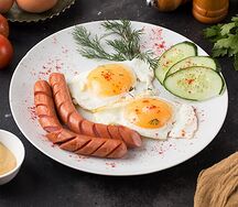 Жареные яйца с сосисками