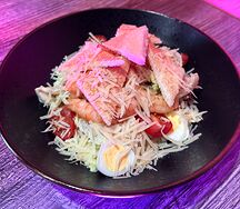 Салат Цезарь с соусом цезарь