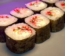 Маки с креветкой и огурцом