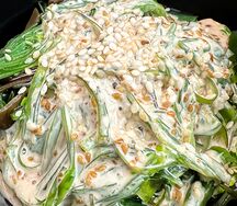 Салат Чука с ореховым соусом