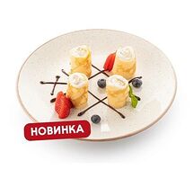 Блинчики с творогом, свежими ягодами и шоколадным соусом