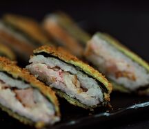 Суши-сэндвич с курицей и беконом