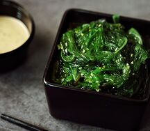 Салат Чука с ореховым соусом