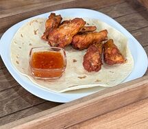 Куриные крылышки с соусом и пшеничной тортильей
