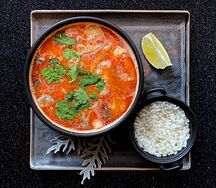 Том ям с говядиной и рисовой лапшой