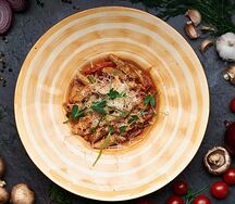 Пенне с креветками и овощами