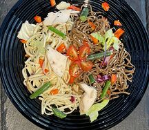 Wok с курицей и лапшой соба