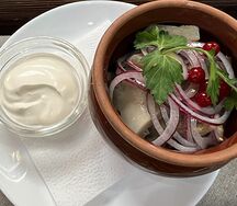 Грузди соленые с деревенской сметаной и душистым луком