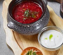 Борщ с разварной говядиной и пампушкой