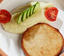 Котлета из цыпленка с гарниром на выбор