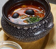 Домашняя солянка с лимоном и каперсами