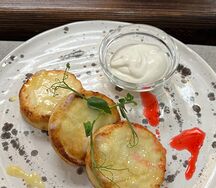 Сырники с вареной сгущёнкой и сметаной