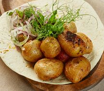 Картофель печеный на огне с маслом и укропом