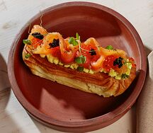 Эклер с семгой и творожным сыром