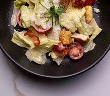 Цезарь с курицей и беконом