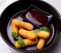 Сырные палочки с брусничным соусом