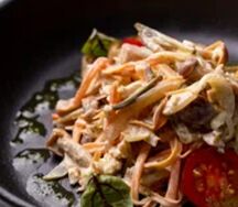 Салат с грудкой и опятами