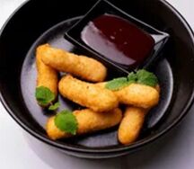 Сырные палочки с брусничным соусом