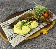 Язык говяжий на гриле с маринованными огурцами и подкопченным картофелем