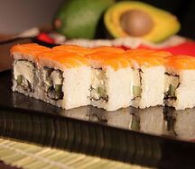 Ролл филадельфия с копченым лососем