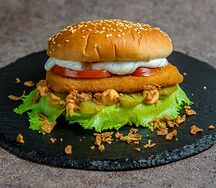 Чикен-цезарь бургер с соусом цезарь