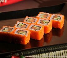 Ролл калифорния с лососем