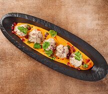 Мини-хинкали с креветками и соусом том ям