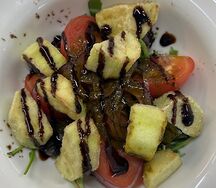 Салат с хрустящими баклажанами и бакинскими томатами 