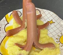 Сосиски Осьминожки с картофельным пюре
